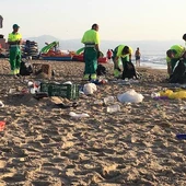 Trabajos de limpieza de una playa de Elche tras la noche de San Juan de 2019. Trabajos de limpieza de una playa de Elche tras la noche de San Juan de 2019.