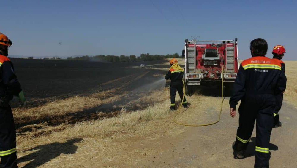 Los servicios de extinción de incendios trabajan para controlar y apagar el fuego