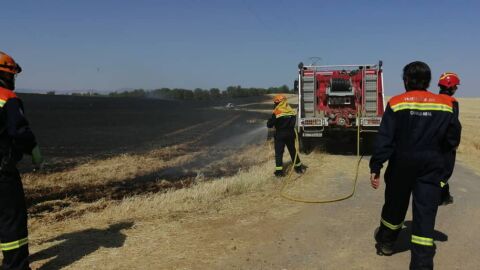 Los servicios de extinci&oacute;n de incendios trabajan para controlar y apagar el fuego