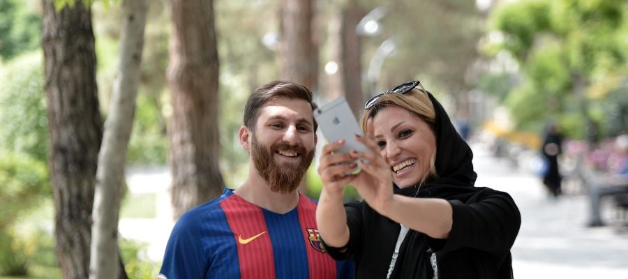 Una mujer se hace un selfie con el doble de Leo Messi Una mujer se hace un selfie con el doble de Leo Messi
