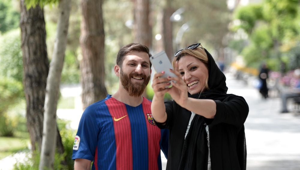 Una mujer se hace un selfie con el doble de Leo Messi