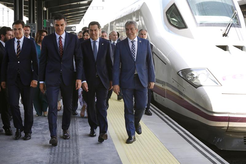Pedro Sánchez estrena el AVE a Granada y se vuelve en el Falcon Pedro Sánchez estrena el AVE a Granada y se vuelve en el Falcon