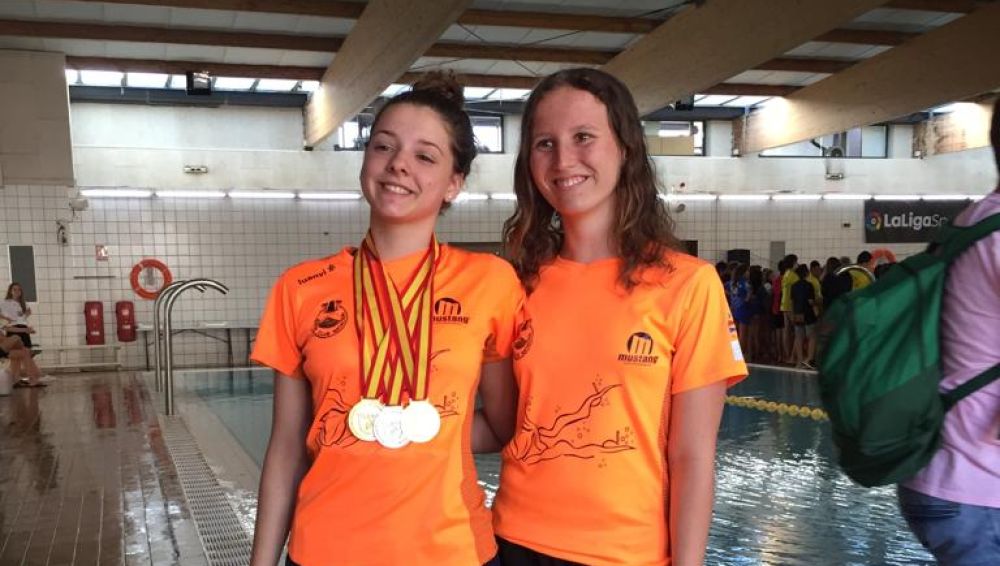 Marina Román y Amy Connolly, representantes del Elche Club Natación en el Campeonato de España de Natación con Aletas.