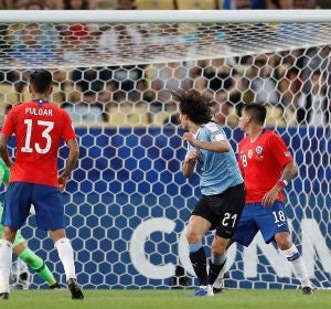 Cavani anota el gol de la victoria ante Chile Cavani anota el gol de la victoria ante Chile