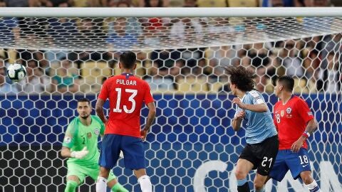 Cavani anota el gol de la victoria ante Chile