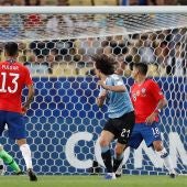 Cavani anota el gol de la victoria ante Chile