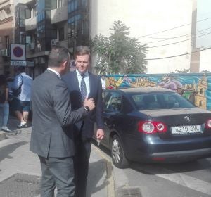 Pedro de Borbón-Dos Sicilias y Orleans, a la salida de la Audiencia Provincial de Ciudad Real Pedro de Borbón-Dos Sicilias y Orleans, a la salida de la Audiencia Provincial de Ciudad Real
