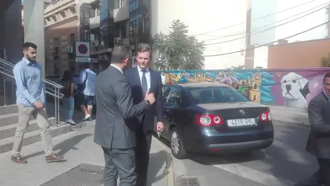 Pedro de Borbón-Dos Sicilias y Orleans, a la salida de la Audiencia Provincial de Ciudad Real Pedro de Borbón-Dos Sicilias y Orleans, a la salida de la Audiencia Provincial de Ciudad Real