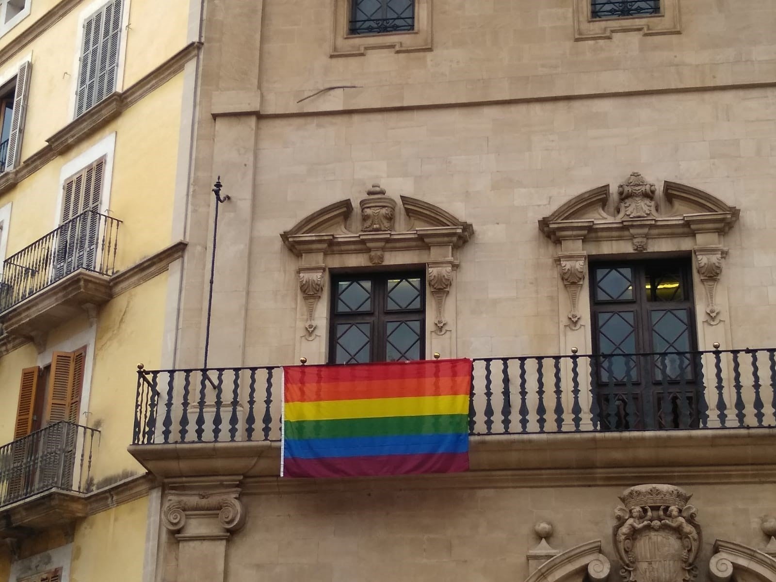 La bandera LGTBI ya cuelga en la fachada de Cort La bandera LGTBI ya cuelga en la fachada de Cort