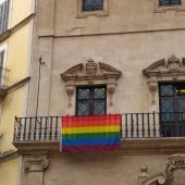 La bandera LGTBI colgada en el Ayuntamiento de Palma 