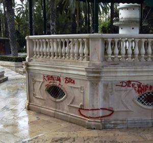 Pintadas en el templete del Parque Municipal de Elche. Pintadas en el templete del Parque Municipal de Elche.
