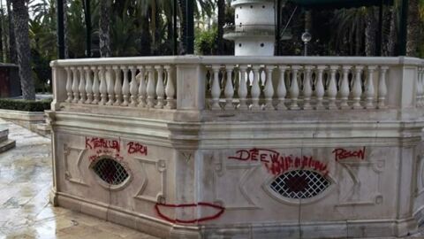 Pintadas en el templete del Parque Municipal de Elche.