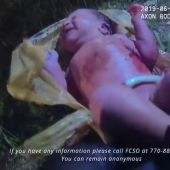 Los agentes sacaron a la bebé, aún con parte del cordón umbilical, de una bolsa de plástico 