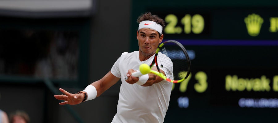 Rafael Nadal disputando un partido en WImbledon 2018 Rafael Nadal disputando un partido en WImbledon 2018