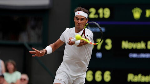 Rafael Nadal disputando un partido en WImbledon 2018