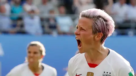 Rapinoe celebrando el segundo penalty contra España Rapinoe celebrando el segundo penalty contra España