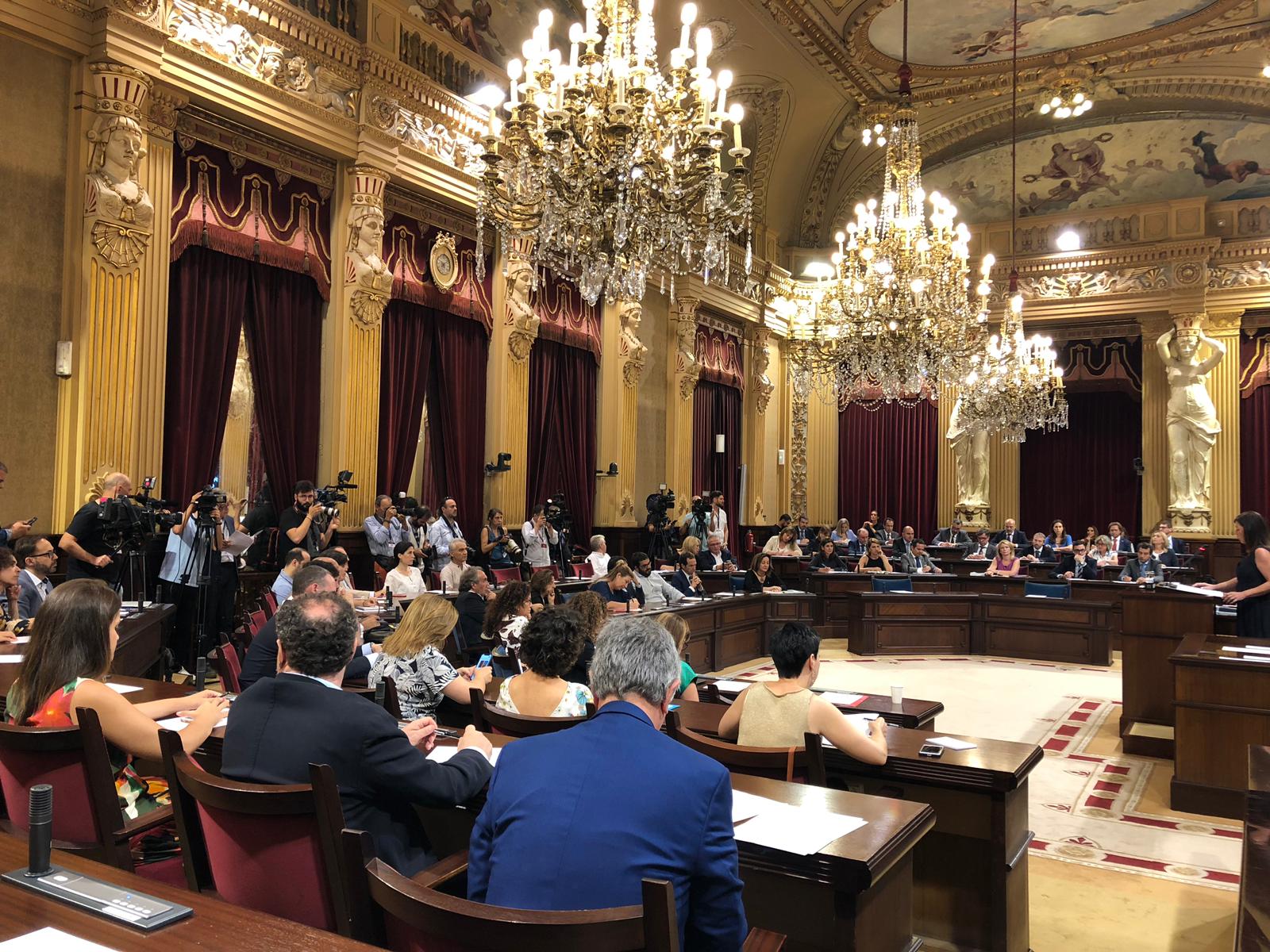 El Parlament valida el decreto de ley del turismo entre críticas de la oposición a la falta de consenso El Parlament valida el decreto de ley del turismo entre críticas de la oposición a la falta de consenso