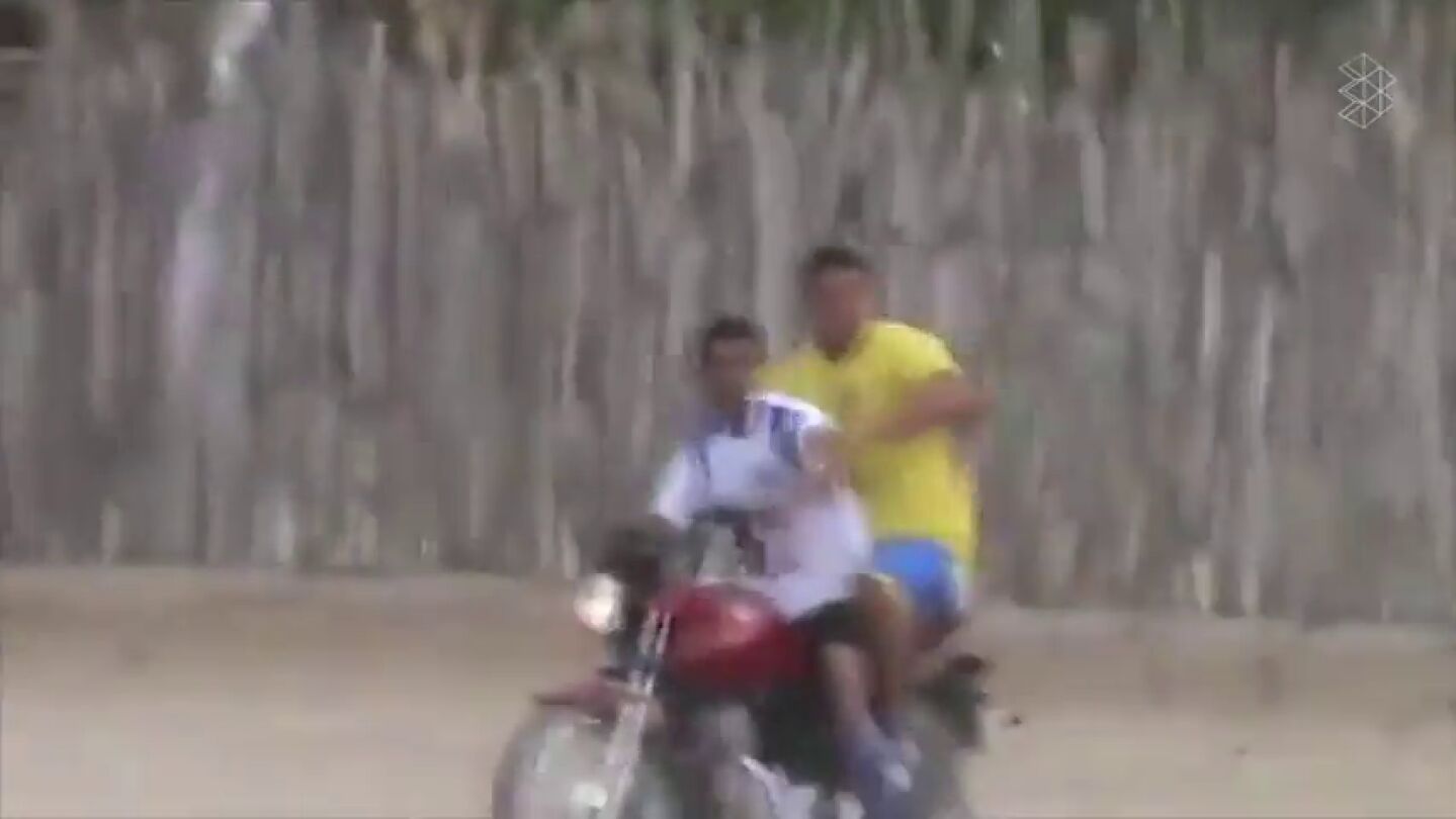Lo nunca visto: un portero sube a rematar un c&oacute;rner... &iexcl;y vuelve a su porter&iacute;a montado en moto!