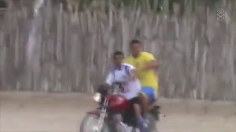 Lo nunca visto: un portero sube a rematar un c&oacute;rner... &iexcl;y vuelve a su porter&iacute;a montado en moto!