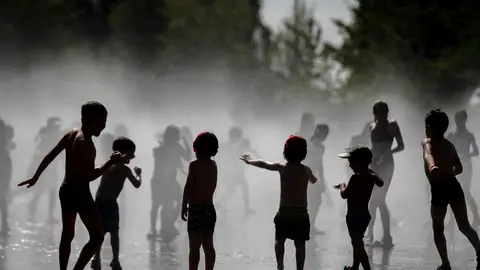 Un grupo de niños se baña en las fuentes verticales de Madrid Río. Un grupo de niños se baña en las fuentes verticales de Madrid Río.