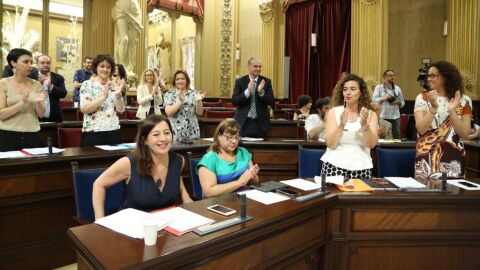 Francina Armengol, en el Pleno del Parlament balear. 