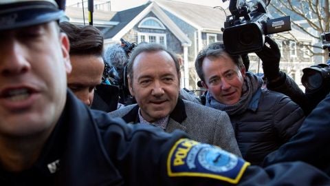 Kevin Spacey escoltado por la polic&iacute;a 