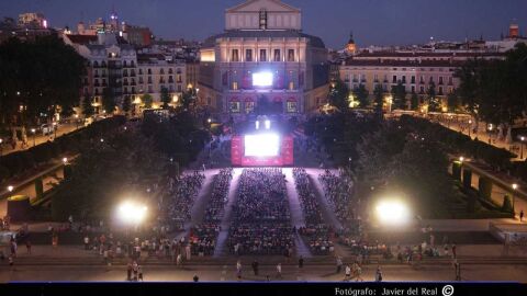 Emisión de una obra frente al Teatro Real