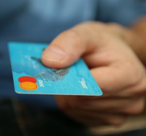 Te estas comiendo a la semana una tarjeta de crédito y no lo sabías Te estas comiendo a la semana una tarjeta de crédito y no lo sabías