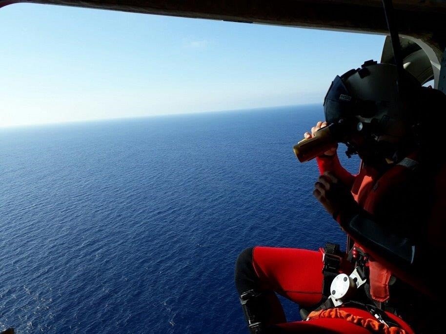 Avistada una patera con medio centenar de personas varias millas al norte de la isla de Alborán Avistada una patera con medio centenar de personas varias millas al norte de la isla de Alborán