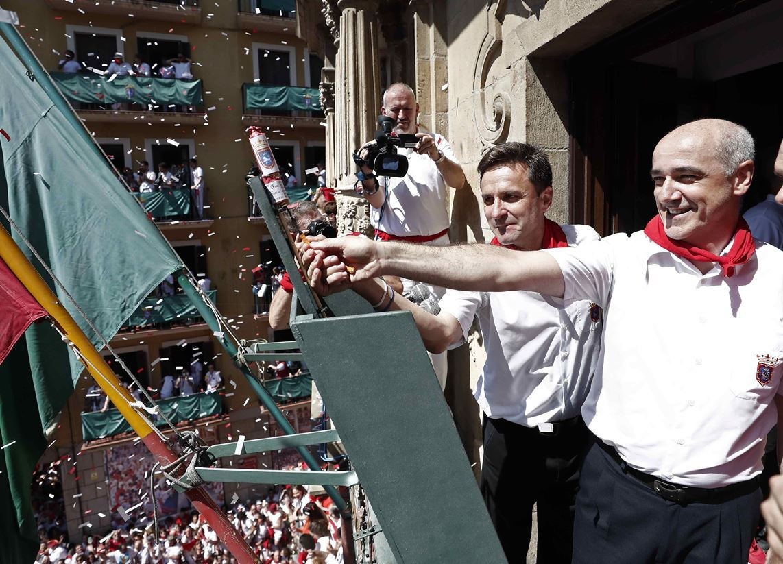 El chupinazo abre los Sanfermines al compás de la Pamplonesa El chupinazo abre los Sanfermines al compás de la Pamplonesa
