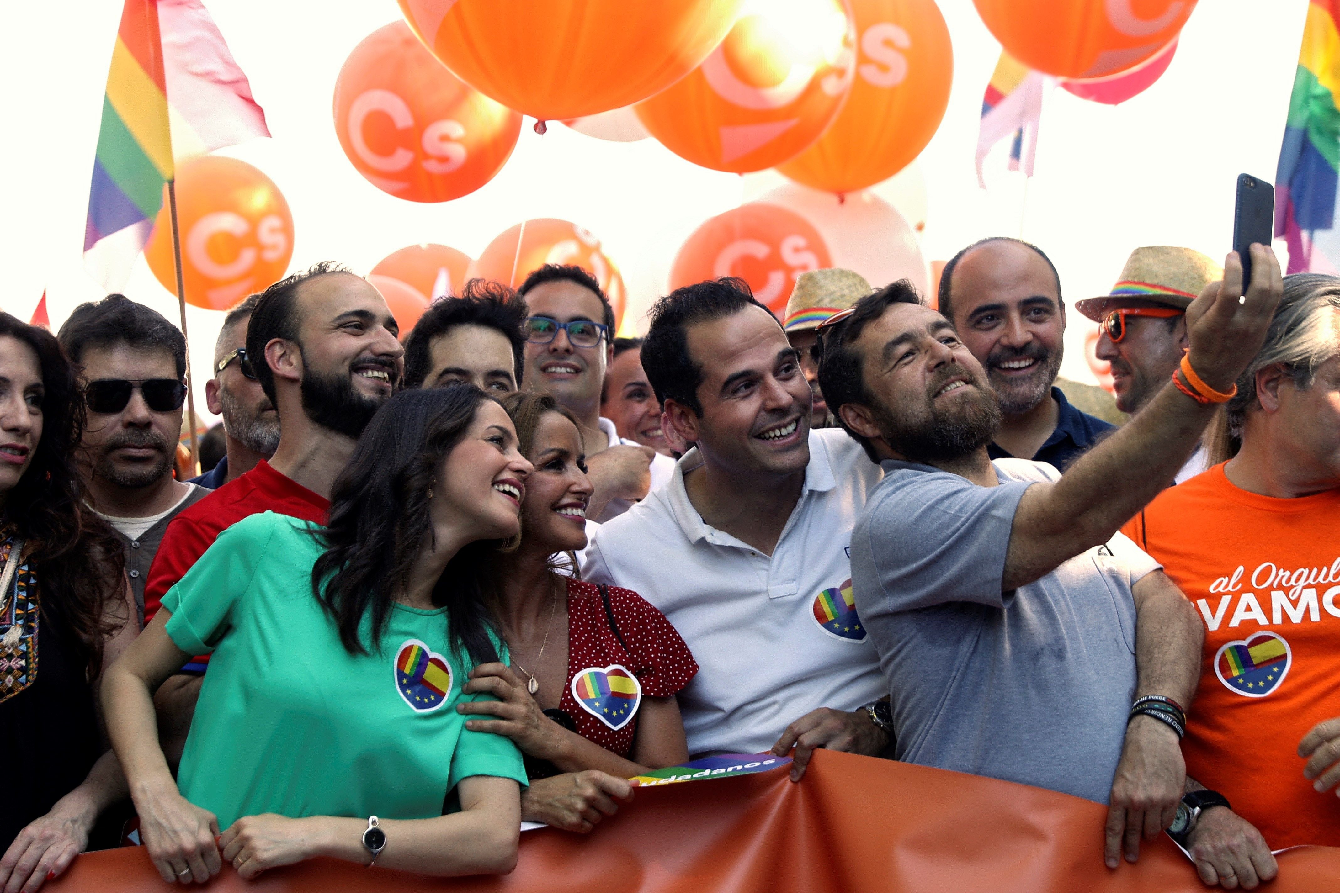 Ciudadanos abandona escoltado por la Policía la manifestación del Orgullo Ciudadanos abandona escoltado por la Policía la manifestación del Orgullo
