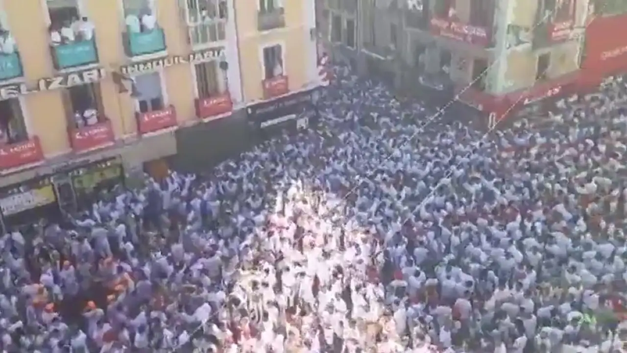 Antena 3 Noticias Fin de Semana (06-06-19) El chupinazo abre en un ambiente festivo la fiesta de San Fermín Antena 3 Noticias Fin de Semana (06-06-19) El chupinazo abre en un ambiente festivo la fiesta de San Fermín