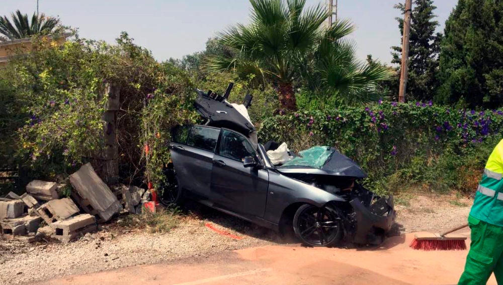 Uno de los vehículos implicados en el accidente del camino de Las Casas Juntas de Elche.