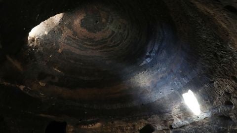 Interior de una de las cuevas del yacimiento de Risco Ca&iacute;do en Gran Canaria.