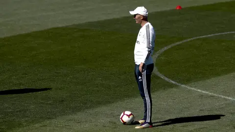 Zinedine Zidane mira a sus jugadores durante el entrenamiento del Madrid Zinedine Zidane mira a sus jugadores durante el entrenamiento del Madrid