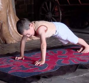 Niño de seis años bate el récord de flexiones Niño de seis años bate el récord de flexiones