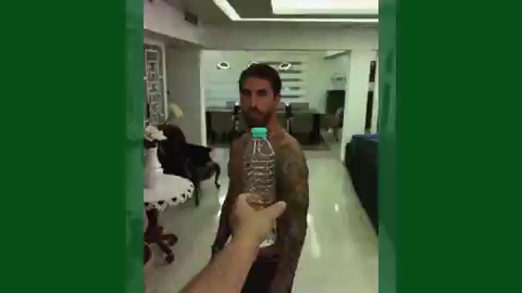 Sergio Ramos se apunta al 'Bottle Cap Challenge': ¡abre la botella con la lengua! Sergio Ramos se apunta al 'Bottle Cap Challenge': ¡abre la botella con la lengua!