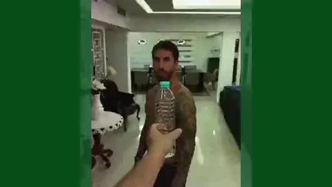 Sergio Ramos se apunta al 'Bottle Cap Challenge': ¡abre la botella con la lengua! Sergio Ramos se apunta al 'Bottle Cap Challenge': ¡abre la botella con la lengua!