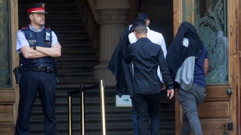 Tres de los integrantes de 'La Manada de Manresa' a su llegada a la Audiencia Provincial