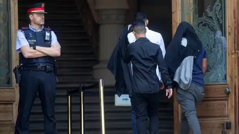 Tres de los integrantes de 'La Manada de Manresa' a su llegada a la Audiencia Provincial Tres de los integrantes de 'La Manada de Manresa' a su llegada a la Audiencia Provincial