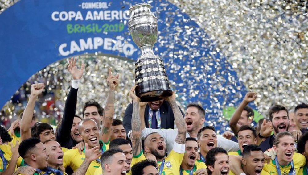 Jugadores de Brasil celebran con el trofeo de la Copa América de Fútbol 2019, en el Estadio Maracanã de Río de Janeiro