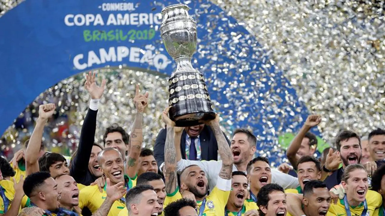 Jugadores de Brasil celebran con el trofeo de la Copa América de Fútbol 2019, en el Estadio Maracanã de Río de Janeiro