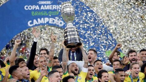 Jugadores de Brasil celebran con el trofeo de la Copa Am&eacute;rica de F&uacute;tbol 2019, en el Estadio Maracan&atilde; de R&iacute;o de Janeiro