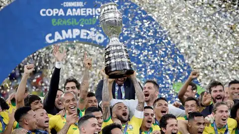 Jugadores de Brasil celebran con el trofeo de la Copa América de Fútbol 2019, en el Estadio Maracanã de Río de Janeiro Jugadores de Brasil celebran con el trofeo de la Copa América de Fútbol 2019, en el Estadio Maracanã de Río de Janeiro