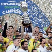 Jugadores de Brasil celebran con el trofeo de la Copa América de Fútbol 2019, en el Estadio Maracanã de Río de Janeiro