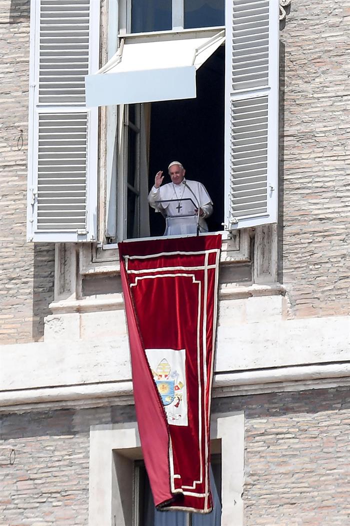 Mesa de redacción: El Papa sale de un ascensor gracias a los bomberos Mesa de redacción: El Papa sale de un ascensor gracias a los bomberos