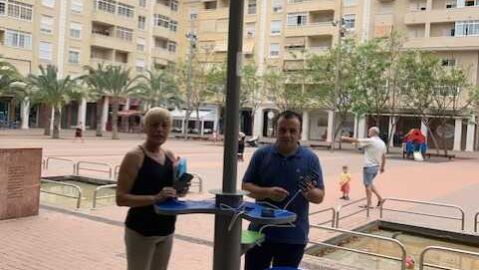 El punto de carga de dispositivos m&oacute;viles de la Plaza de Castilla de Elche.