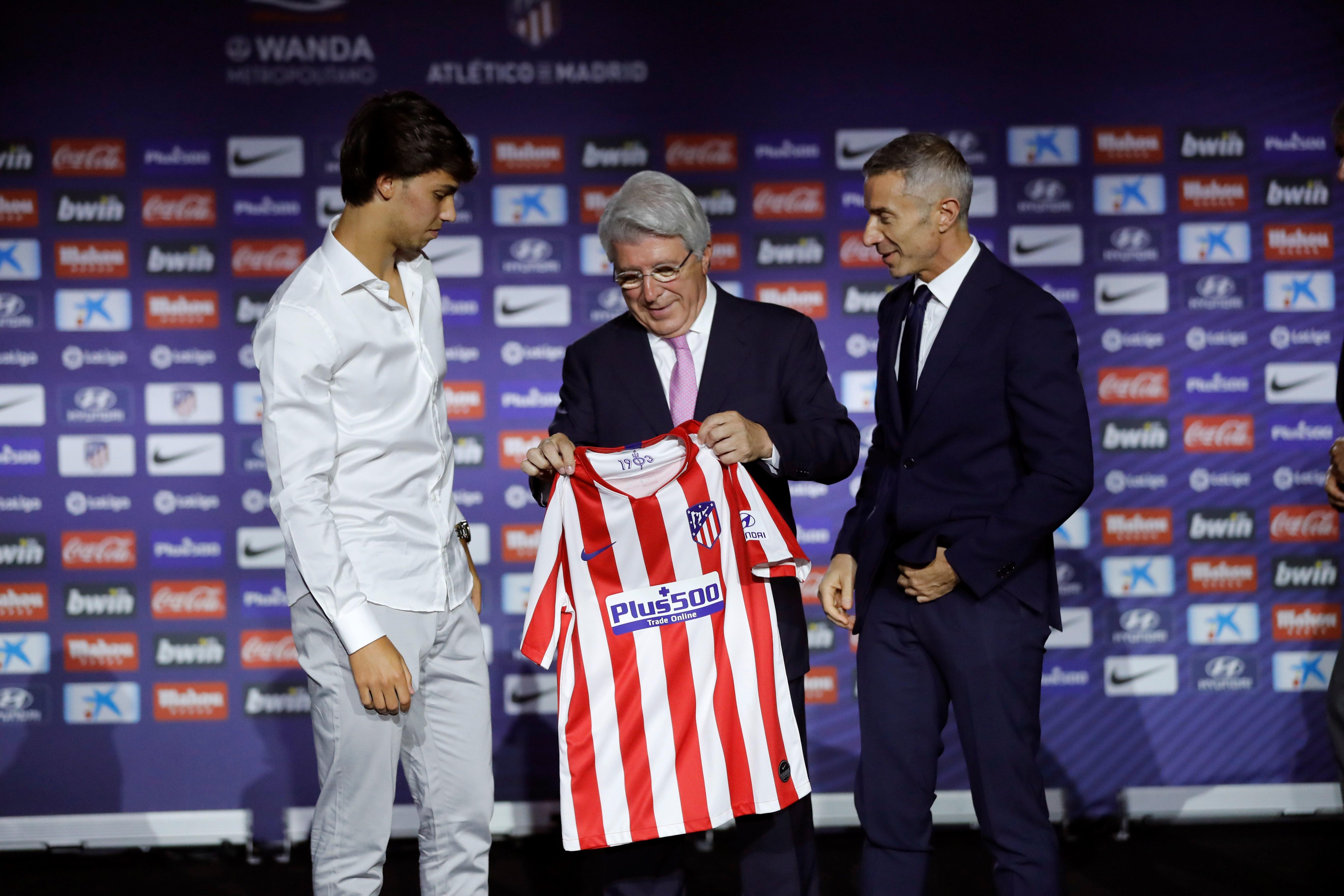 El dardo de Cerezo a Griezmann en la presentación de Joao Félix: "Vas a recibir la camiseta del '7'..." El dardo de Cerezo a Griezmann en la presentación de Joao Félix: "Vas a recibir la camiseta del '7'..."