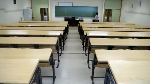 Aula vac&iacute;a en una universidad