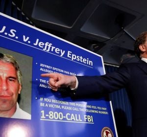 El fiscal federal del Distrito Sur de Nueva York comunica a los medios el arresto de Jeffrey Epstein. El fiscal federal del Distrito Sur de Nueva York comunica a los medios el arresto de Jeffrey Epstein.